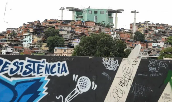 Educação e urbanização: prioridades de eleitores em favelas do Rio, não segurança