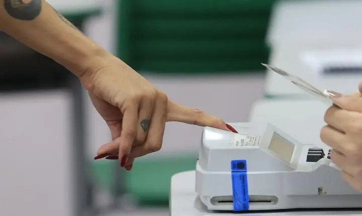 Eleitores enfrentam chuva e votam cedo no segundo turno das eleições no Rio