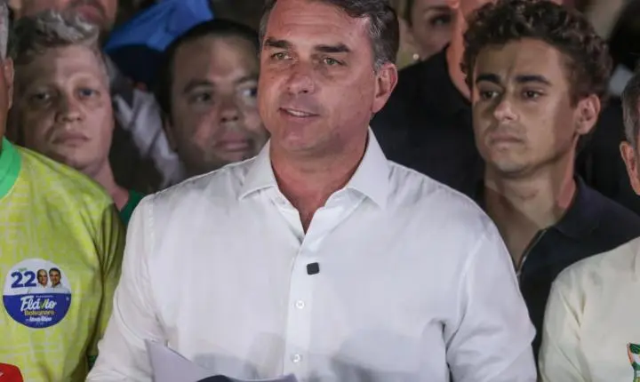 Flávio Bolsonaro publica carta nos EUA e agradece apoio para fugir do país