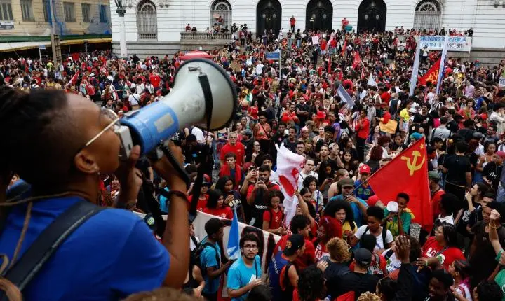 Manifestações estudantis pelo país reforçam apoio a Lula no segundo turno