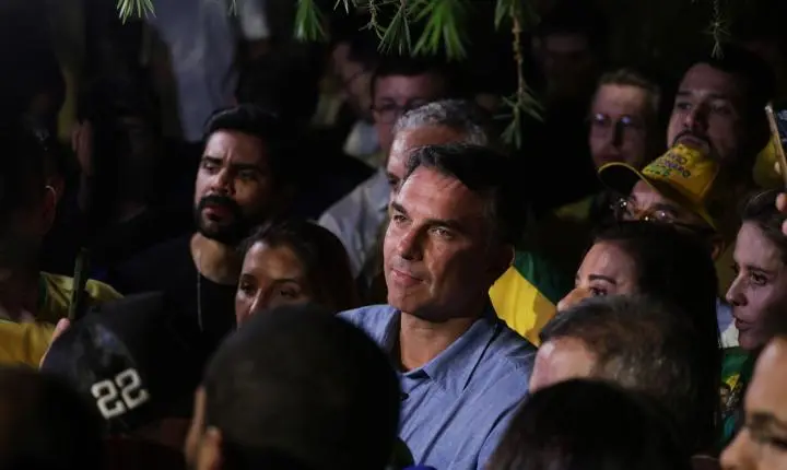 Flávio Bolsonaro aceita liberar sigilos no TSE mas impõe exigências a Lula