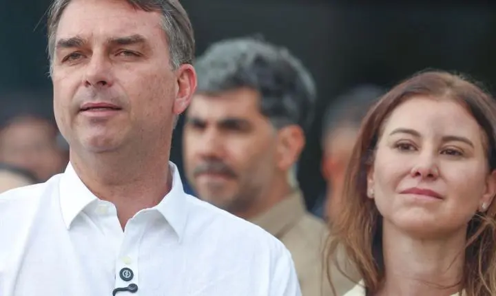 Flávio Bolsonaro visita Catedral de Brasília e comemora decisão do STF