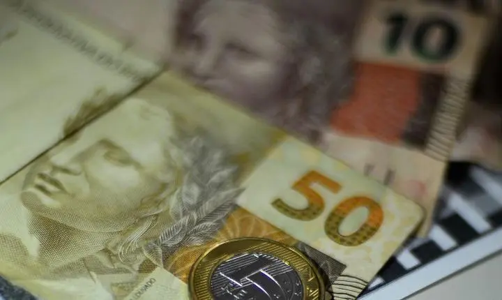 Atividade econômica do Brasil recua 0,2% em julho, aponta Banco Central