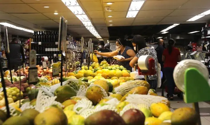 Como a inflação do INPC acumulada em 4,29% impacta os salários