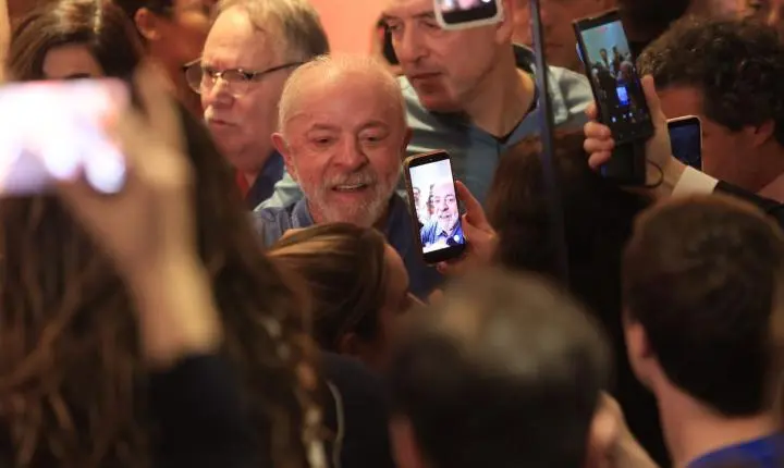 Lula agradece votos nas eleições presidenciais e defende regulação das redes