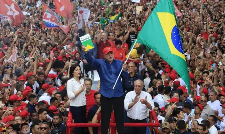 Com virada histórica no segundo turno, reeleição de Lula é confirmada
