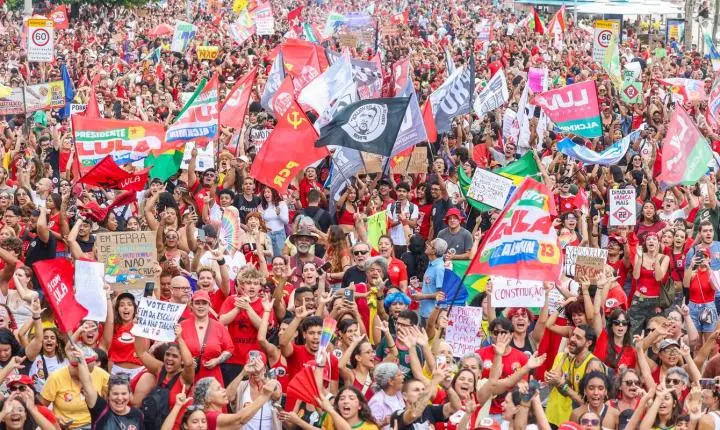Ato em Copacabana reúne milhares em defesa da democracia e de Lula
