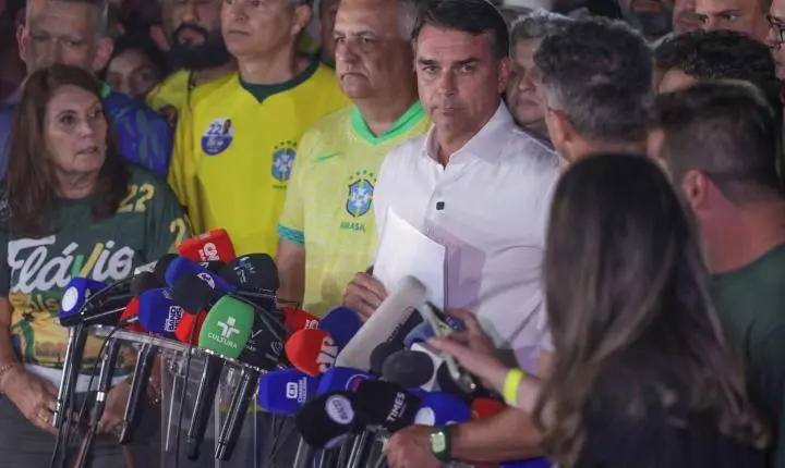 Moraes manda Flávio Bolsonaro entregar passaporte e proíbe saída do país