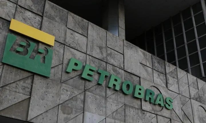 Petrobras batiza navio pioneiro com tripulação feminina em alto-mar