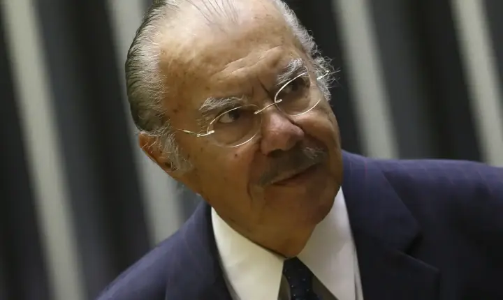 Ex-presidente José Sarney continua internado em hospital de São Paulo