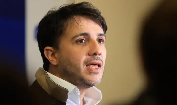 Renan Santos apresenta plano de governo com cortes na Previdência e saúde