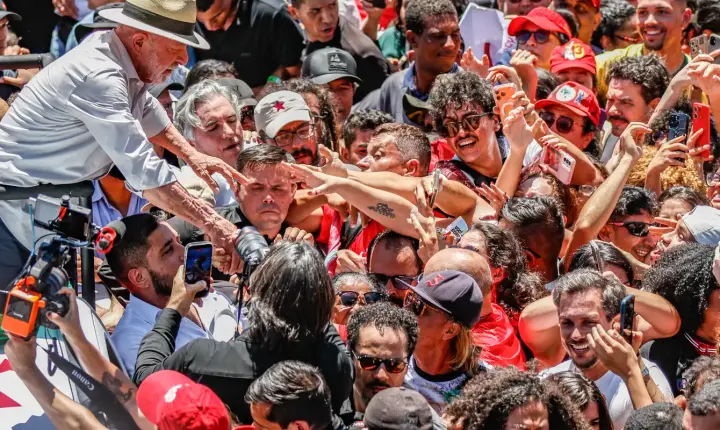 Lula anuncia que PT recorrerá à Justiça contra suspensão do canal Exército do Lula