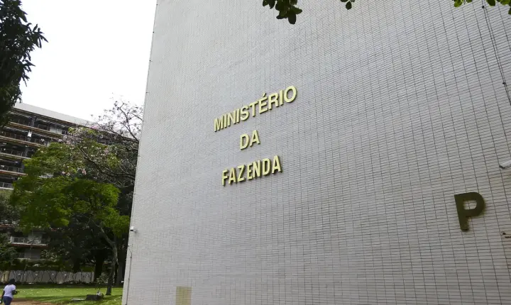Governo ajusta projeção do PIB para 2026 e 2027 com foco em juros altos